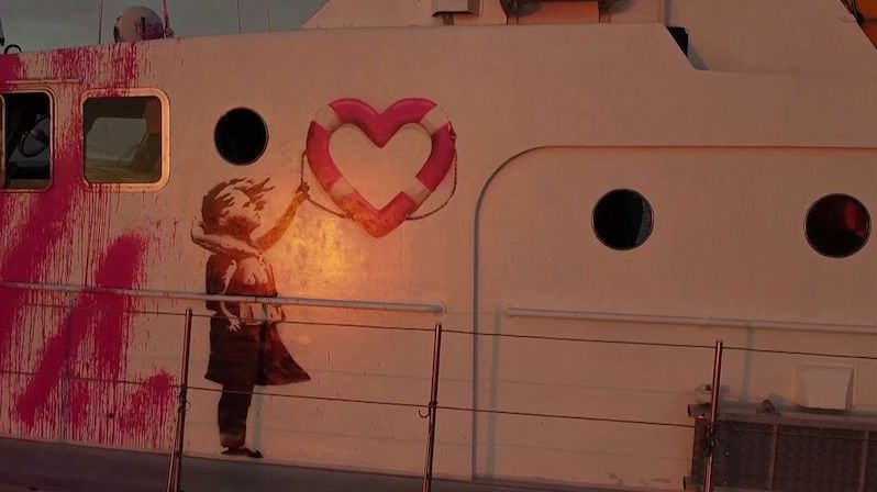 Banksy podpořil a vyzdobil loď, která zachraňuje migranty ve Středozemním moři
